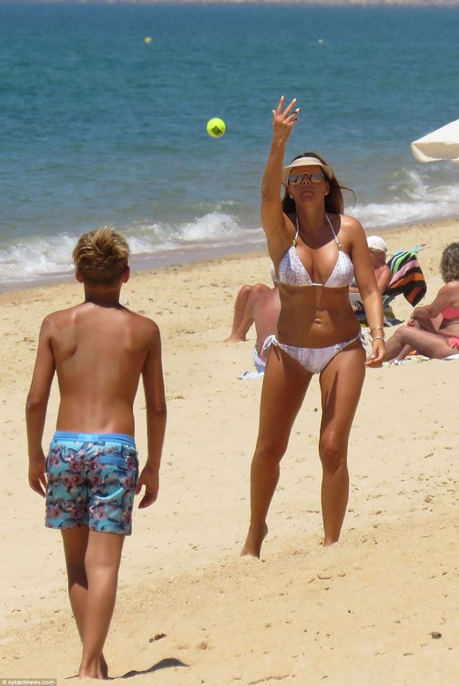 Vợ John Terry diện bikini bốc lửa trên bãi biển Bồ Đào Nha  - Ảnh 9.