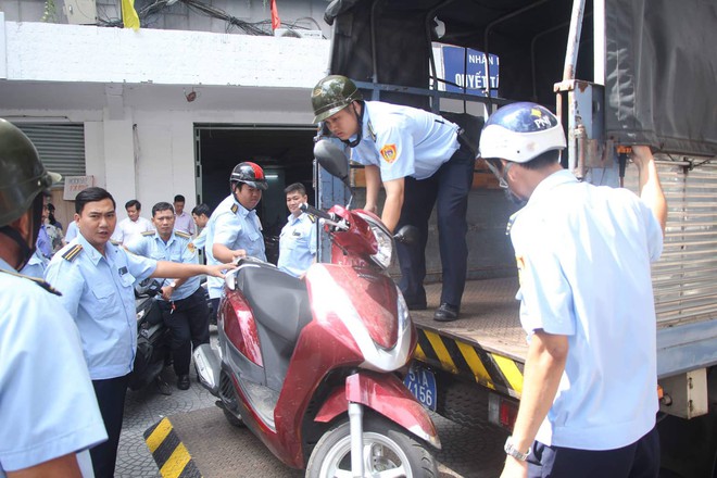 Ông Đoàn Ngọc Hải tái xuất kiểm tra vỉa hè, tiểu thương Sài Gòn nháo nhào ôm hàng tháo chạy - Ảnh 1.