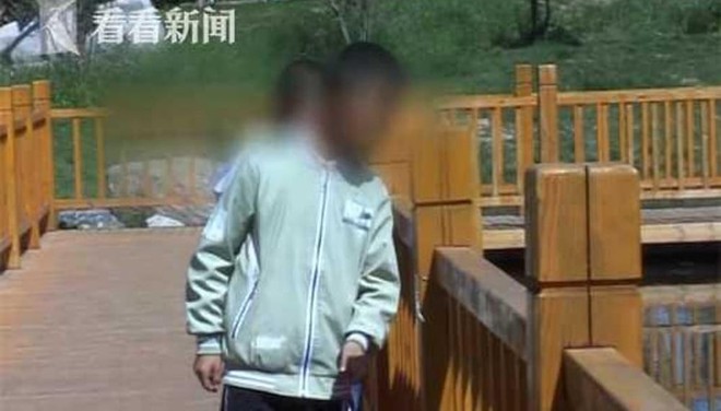 Trung Quốc: 2 cậu bé bị nhốt và đánh đập tàn bạo vì lẻn vào công viên chơi mà không mua vé - Ảnh 1.