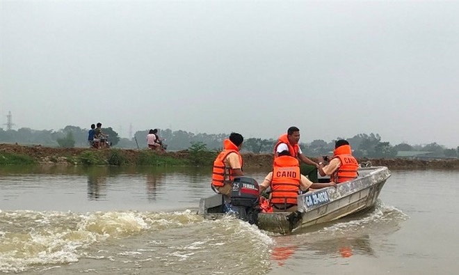 Tăng cường xuồng máy hỗ trợ bà con vùng ngập lụt Chương Mỹ - Ảnh 2.