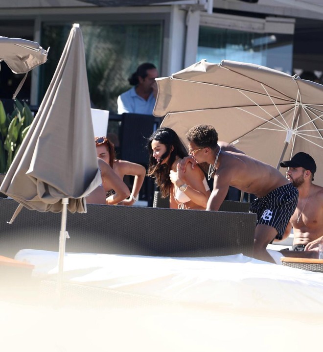 Sao tuyển Anh tận hưởng kỳ nghỉ bên cô bồ nóng bỏng ở hòn đảo thiên đường Ibiza - Ảnh 2.