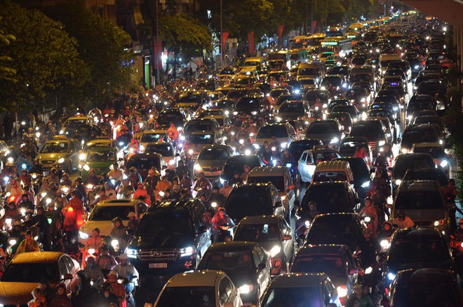 Ngập hàng loạt tuyến phố ở Hà Nội, giao thông tắc nghẽn kinh hoàng suốt nhiều giờ - Ảnh 15.