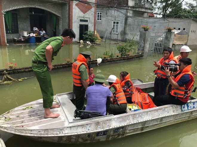 Tăng cường xuồng máy hỗ trợ bà con vùng ngập lụt Chương Mỹ - Ảnh 3.