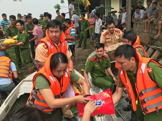 Tăng cường xuồng máy hỗ trợ bà con vùng ngập lụt Chương Mỹ - Ảnh 6.