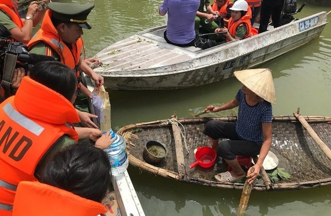 Tăng cường xuồng máy hỗ trợ bà con vùng ngập lụt Chương Mỹ - Ảnh 8.