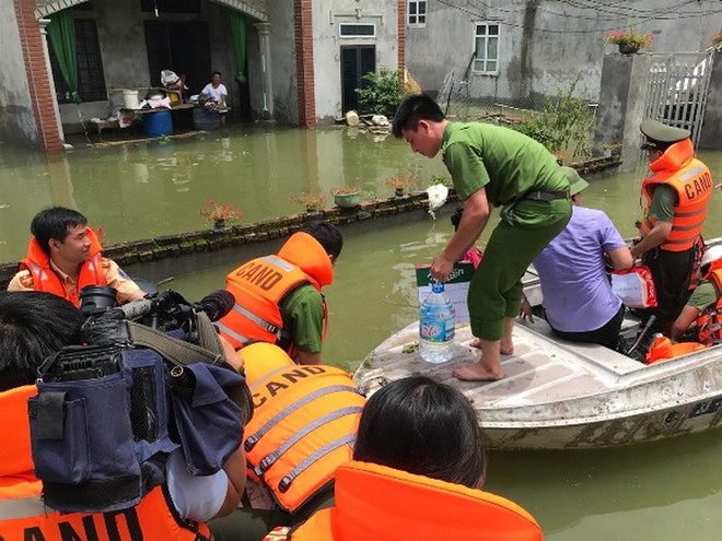 Tăng cường xuồng máy hỗ trợ bà con vùng ngập lụt Chương Mỹ - Ảnh 9.