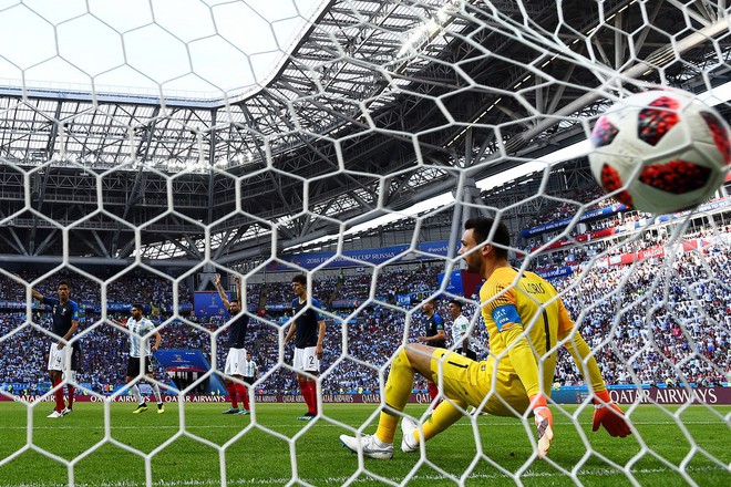 Quên những chân sút lẫy lừng đi, World Cup này là của những đôi găng - Ảnh 1.