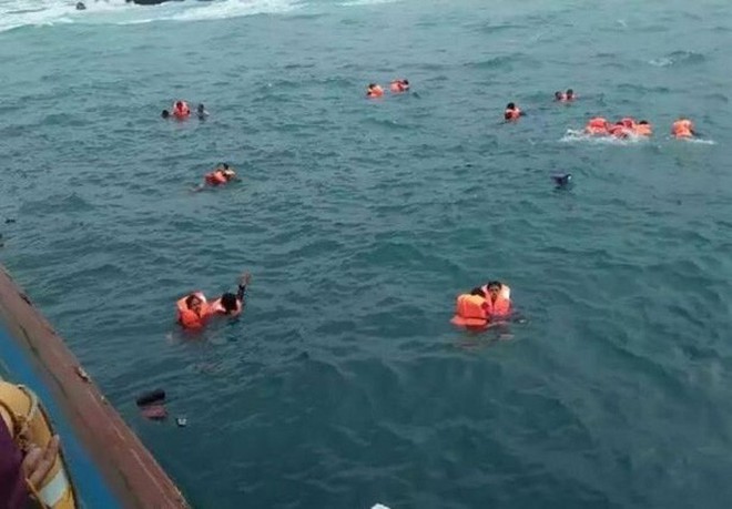 Chìm phà chở 139 người ngoài khơi Indonesia: Một người đàn ông livestream cảnh hoảng loạn trên phà - Ảnh 2.