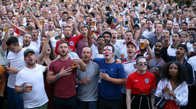 Câu chuyện World Cup ở nước Anh: Phố xá vắng tanh không ai qua lại, 5 triệu người xin nghỉ phép sau đêm ăn mừng chiến thắng - Ảnh 14.