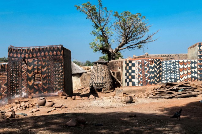 Tiébélé: Ngôi làng cổ được tạo nên từ phân bò, từng căn nhà đều là tác phẩm nghệ thuật tuyệt vời - Ảnh 6.