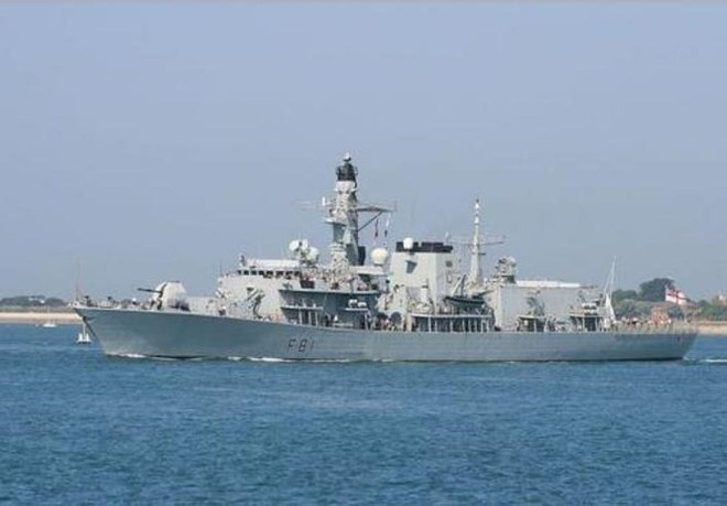 Tuần tra Biển Đông, chiến hạm Anh bị 16 tàu chiến Trung Quốc bao vây - Ảnh 2.