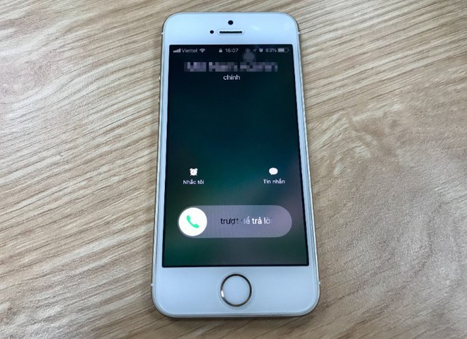 Đây là lý do iPhone không có nút Từ chối cuộc gọi trên màn hình khóa - Ảnh 1.