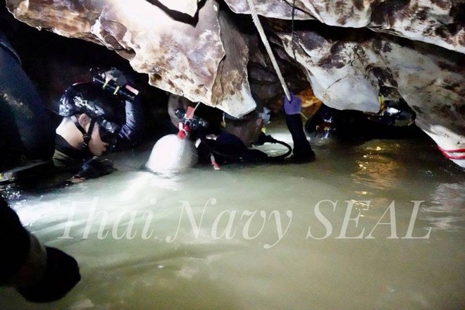 Giải cứu đội bóng Thái Lan: Nhiệt tình tới mức phá hoại, các TNV bơm ngược nước vào hang - Ảnh 2.
