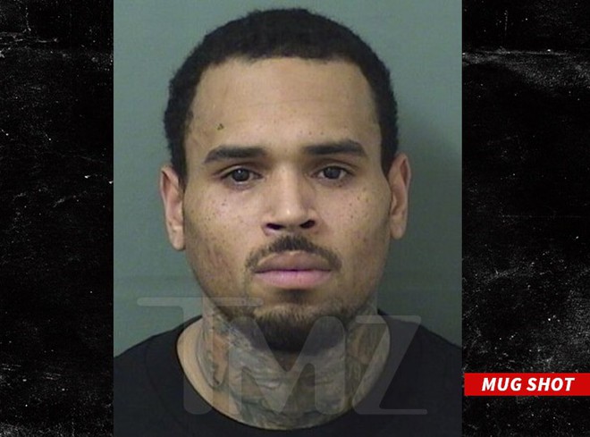 NÓNG: Chris Brown bất ngờ bị cảnh sát bắt khi vừa rời sân khấu - Ảnh 1.