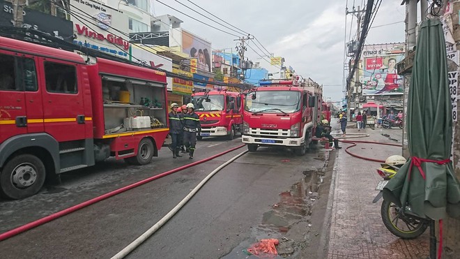 Cháy lớn căn nhà sau lưng chợ Hòa Hưng giữa cơn mưa, tiểu thương ôm đồ đạc tháo chạy - Ảnh 1.