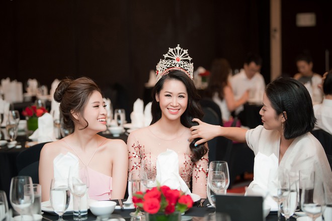 Dương Thuỳ Linh lộng lẫy xuất hiện sau khi đoạt giải Hoa hậu Phụ nữ toàn thế giới - Ảnh 16.