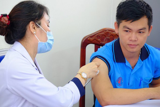2.300 y bác sĩ Bệnh viện Chợ Rẫy chích ngừa cúm A/H1N1 - Ảnh 1.