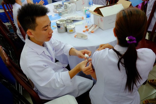2.300 y bác sĩ Bệnh viện Chợ Rẫy chích ngừa cúm A/H1N1 - Ảnh 2.