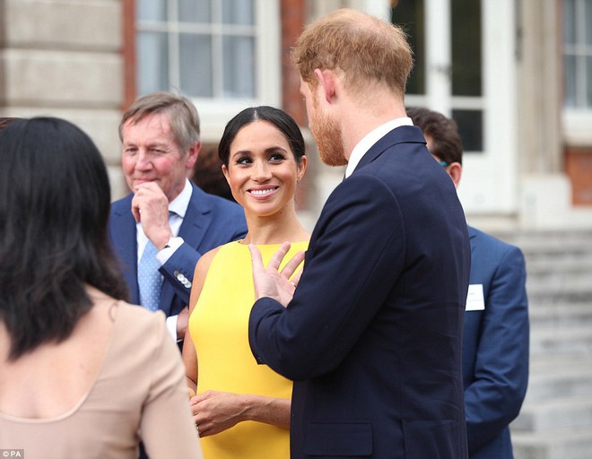 Meghan gây sốt khi liên tục nắm tay, thể hiện tình cảm với chồng bất chấp quy tắc hoàng gia - Ảnh 5.