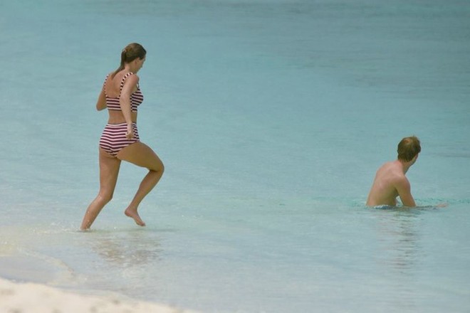 Taylor Swift lộ dáng mũm mĩm khi mặc bikini tắm biển cùng bạn trai - Ảnh 5.