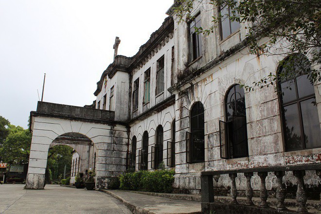 Khách sạn trăm tuổi bị bỏ hoang ở Philippines ẩn chứa nhiều câu chuyện đen tối làm du khách tò mò - Ảnh 2.
