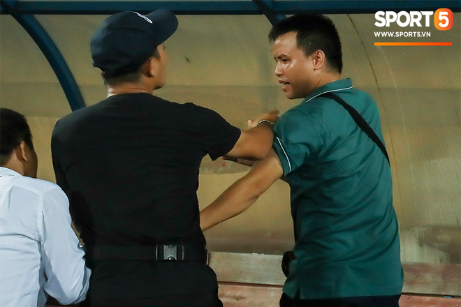 Cận cảnh CĐV Nam Định rượt đuổi trọng tài, đánh phóng viên trên sân Thiên Trường - Ảnh 3.