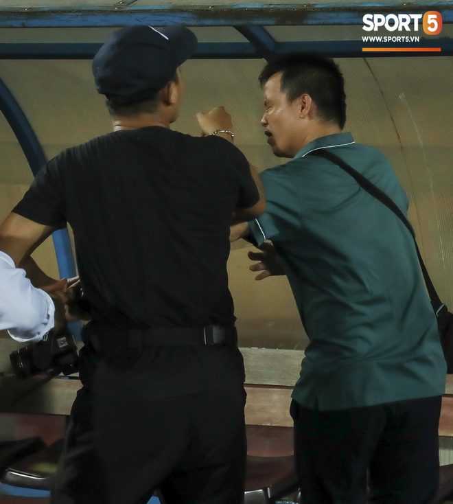 Cận cảnh CĐV Nam Định rượt đuổi trọng tài, đánh phóng viên trên sân Thiên Trường - Ảnh 4.
