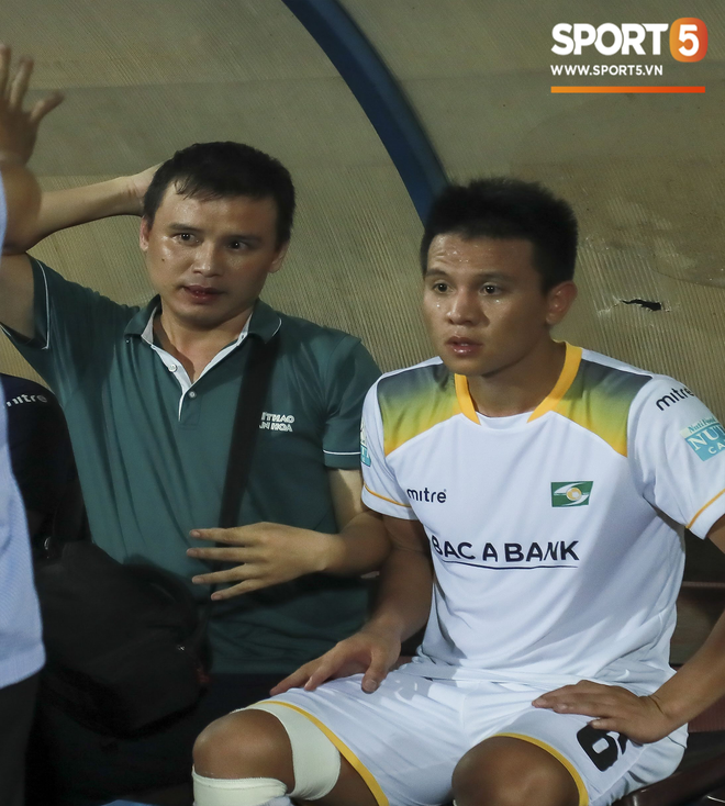 Cận cảnh CĐV Nam Định rượt đuổi trọng tài, đánh phóng viên trên sân Thiên Trường - Ảnh 5.