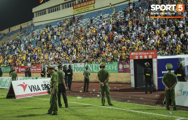 Cận cảnh CĐV Nam Định rượt đuổi trọng tài, đánh phóng viên trên sân Thiên Trường - Ảnh 6.