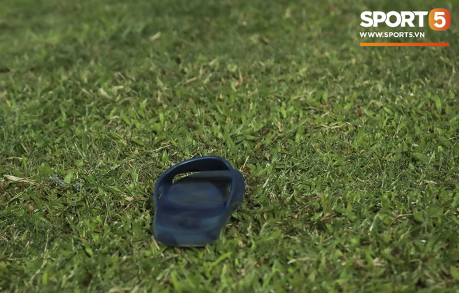 Cận cảnh CĐV Nam Định rượt đuổi trọng tài, đánh phóng viên trên sân Thiên Trường - Ảnh 7.