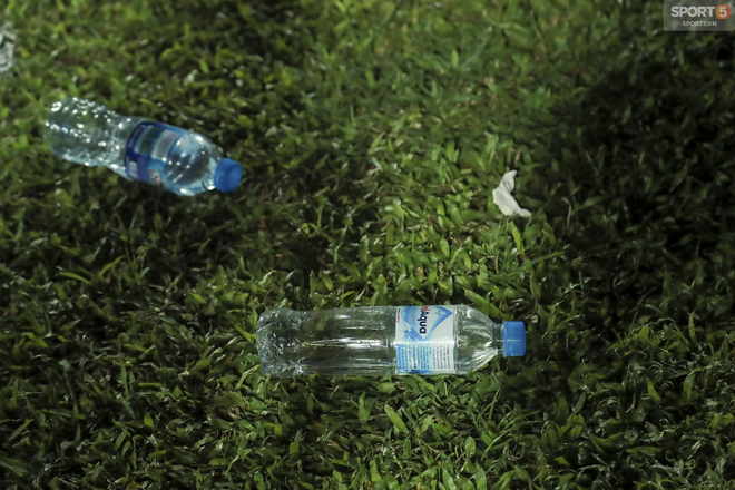 Cận cảnh CĐV Nam Định rượt đuổi trọng tài, đánh phóng viên trên sân Thiên Trường - Ảnh 8.