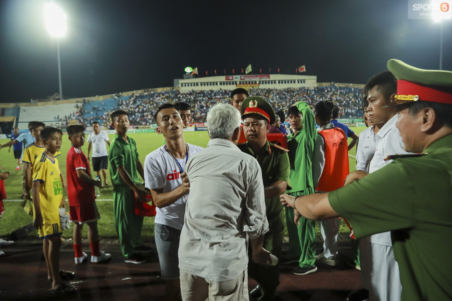 Cận cảnh CĐV Nam Định rượt đuổi trọng tài, đánh phóng viên trên sân Thiên Trường - Ảnh 9.