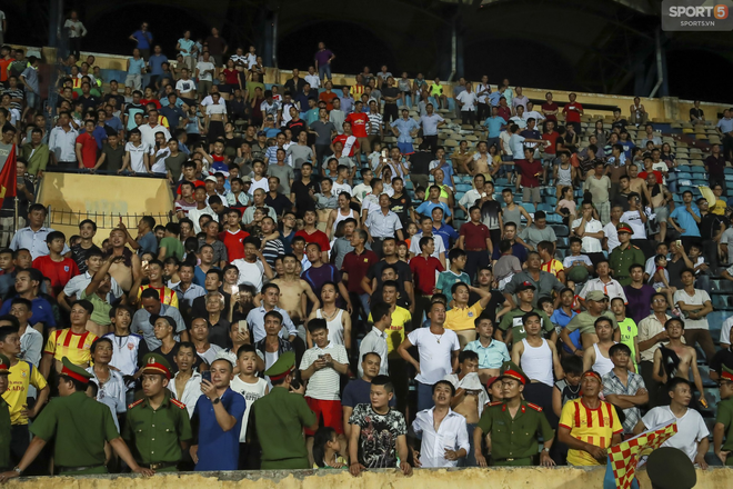 Cận cảnh CĐV Nam Định rượt đuổi trọng tài, đánh phóng viên trên sân Thiên Trường - Ảnh 10.