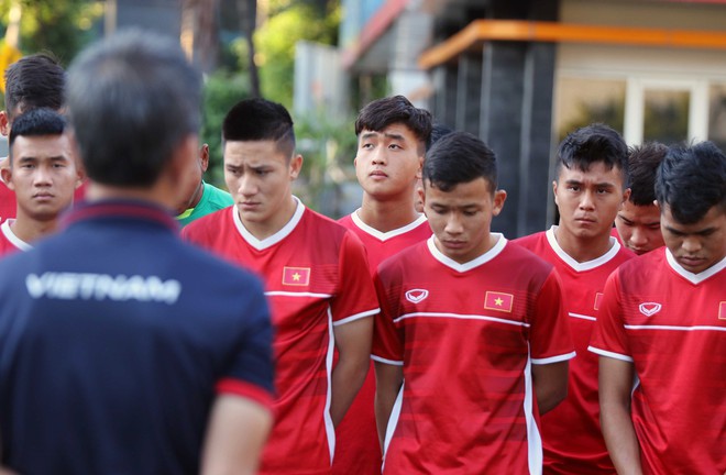 Trước nguy cơ bị loại, U19 Việt Nam còn gặp rắc rối trên đất Indonesia - Ảnh 1.