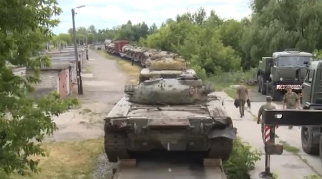 Thừa xe tăng, Nga xử lý kiểu con nhà giàu: Đem T-80 làm mục tiêu cho tiêm kích oanh tạc! - Ảnh 2.