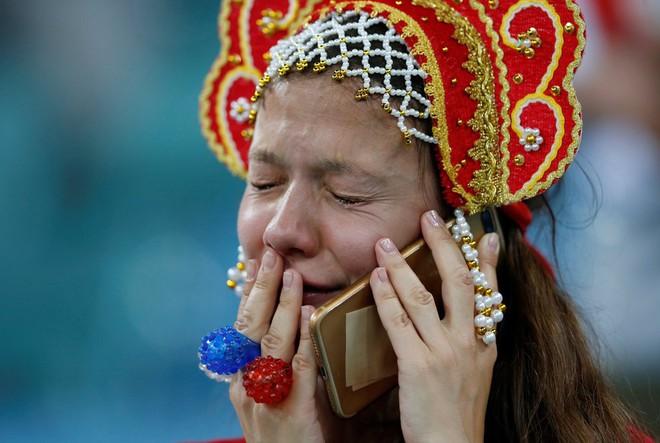 World Cup 2018: Đau đớn vì thất bại, CĐV Nga vẫn không quên dọn rác trên khán đài - Ảnh 2.
