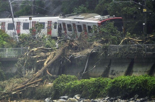 Chùm ảnh miền Tây Nhật Bản bị nhấn chìm bởi trận mưa kỉ lục  - Ảnh 4.