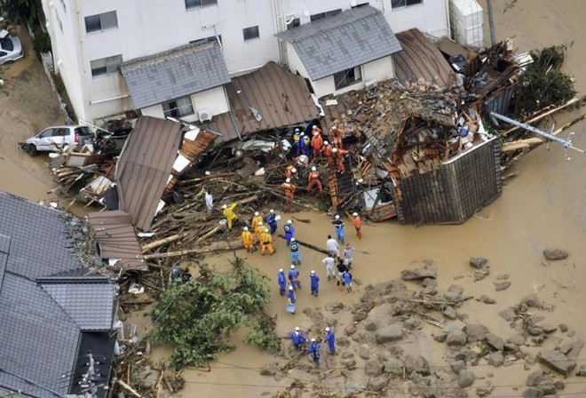 Chùm ảnh miền Tây Nhật Bản bị nhấn chìm bởi trận mưa kỉ lục  - Ảnh 10.