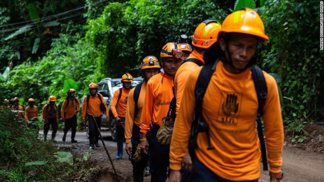 Giải cứu đội bóng Thái Lan: Người đầu tiên có thể được đưa ra khỏi hang lúc 9h tối nay - Ảnh 2.