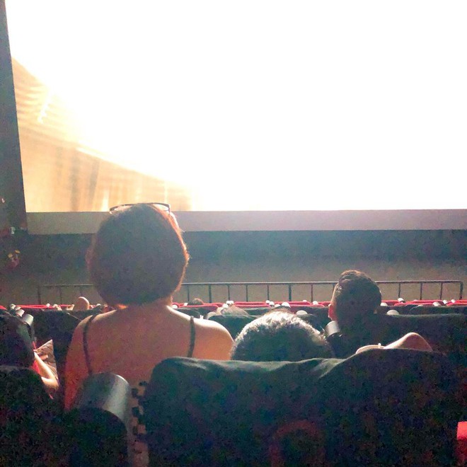 Dân mạng bức xúc với hình ảnh cô gái ngồi lên đùi bạn trai trong rạp chiếu phim! - Ảnh 2.