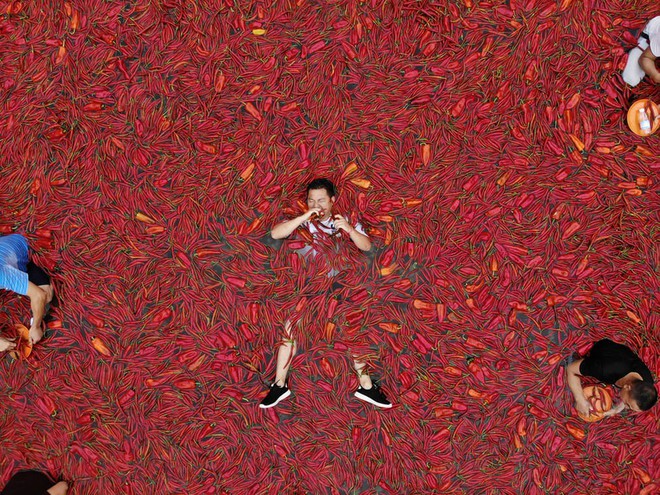 24h qua ảnh: Mọi người háo hức tham gia cuộc thi ăn ớt ở Trung Quốc - Ảnh 3.