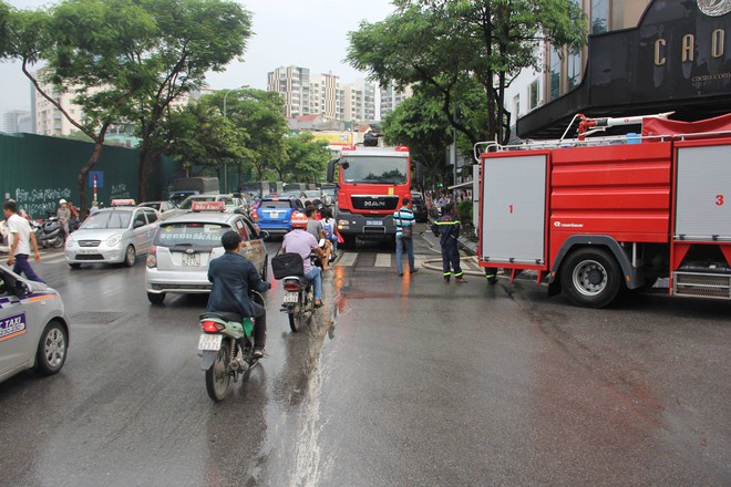 Cháy ở toà nhà văn phòng, nhiều nữ nhân viên hoảng sợ bật khóc, mặt đen thui vì khói - Ảnh 1.