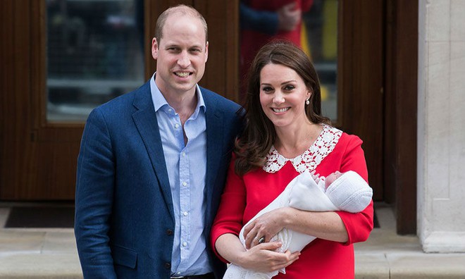 Cặp đôi William - Kate phá vỡ truyền thống trong ngày lễ rửa tội của Hoàng tử út Louis - Ảnh 1.