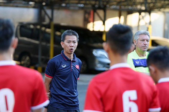 HLV Hoàng Anh Tuấn không fair-play, từ chối bắt tay HLV U19 Indonesia - Ảnh 1.