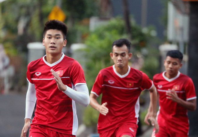 HLV Hoàng Anh Tuấn không fair-play, từ chối bắt tay HLV U19 Indonesia - Ảnh 2.