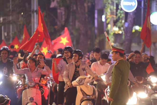 TƯỜNG THUẬT: NHM đổ ra đường ăn mừng chiến công lịch sử của U23 Việt Nam - Ảnh 24.