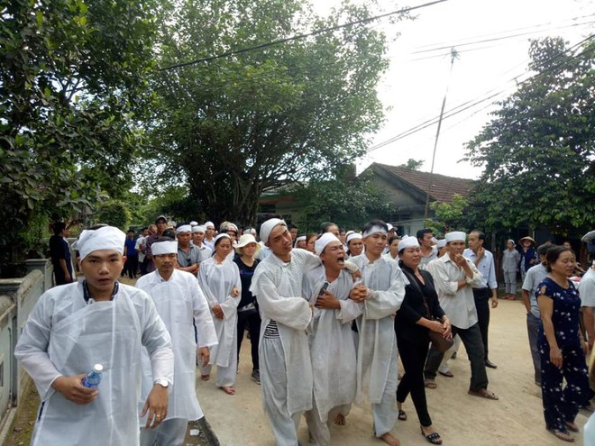 Vụ tai nạn thảm khốc, 13 người tử vong: Cả làng đưa người gặp nạn về nơi an nghỉ - Ảnh 7.