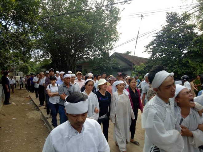 Vụ tai nạn thảm khốc, 13 người tử vong: Cả làng đưa người gặp nạn về nơi an nghỉ - Ảnh 10.