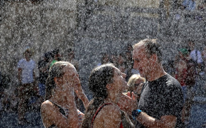 24h qua ảnh: Người dân Czech tránh nắng kỷ lục bằng máy xịt nước - Ảnh 5.