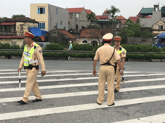 Dựng lại hiện trường vụ xe khách đâm xe cứu hoả khiến 1 chiến sỹ cảnh sát PCCC tử vong - Ảnh 2.